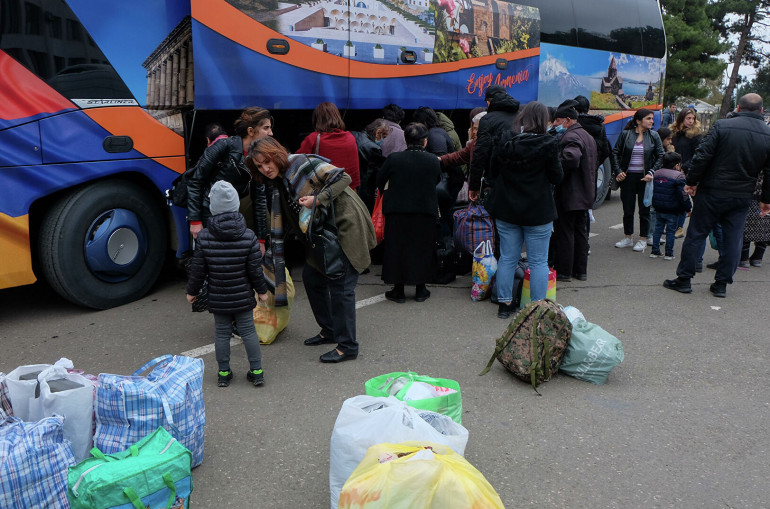 Խաղաղապահները Ստեփանակերտ վերադարձողների ավտոբուսների ևս մեկ շարասյուն են ուղեկցել