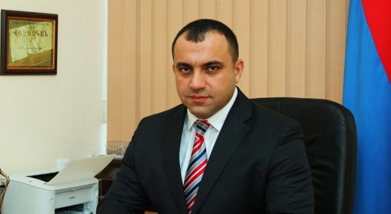 Մինչ հայությունը պատերազմում էր` ՍԴ նորանշանակ նախագահը պարգևավճարներ էր բաժանում