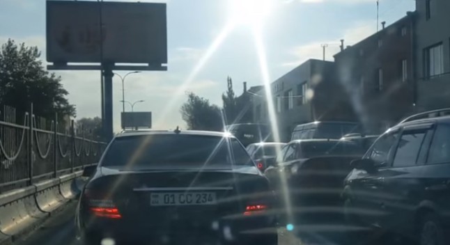Երևան-Էջմիածին մայրուղում ոստիկանները կանգնեցրել են Երևան եկող ժողովրդին. ՏԵՍԱՆՅՈՒԹ