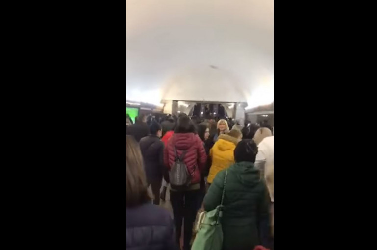 «Նիկոլ, հողատու», «Նիկոլ, դավաճան». քաղաքացիները մետրոյում բողոքի ակցիա են անցկացրել (տեսանյութ)