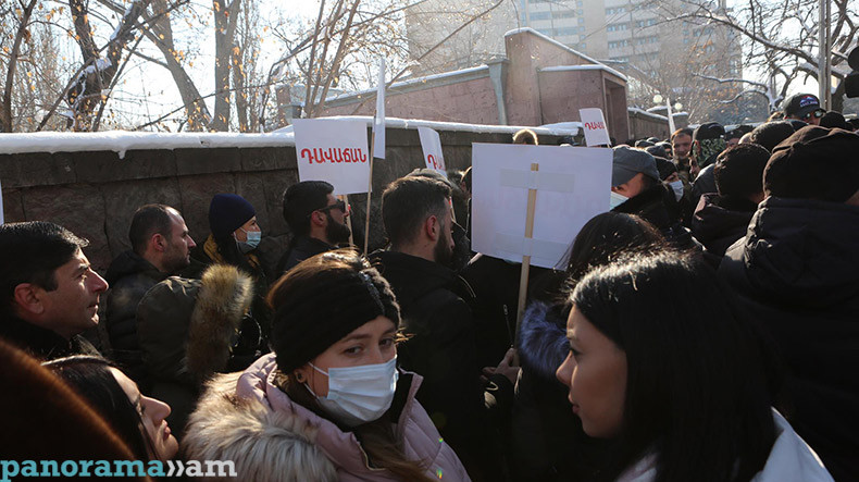 Акция у НС Армении: «Сегодня Никол Пашинян хочет совершить еще одно беззаконие»