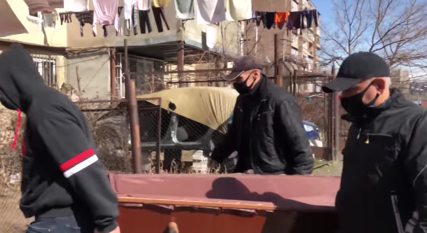 Քաղաքացիները Անդրանիկ Քոչարյանի շենքի մոտ դագաղ են դրել (տեսանյութ)