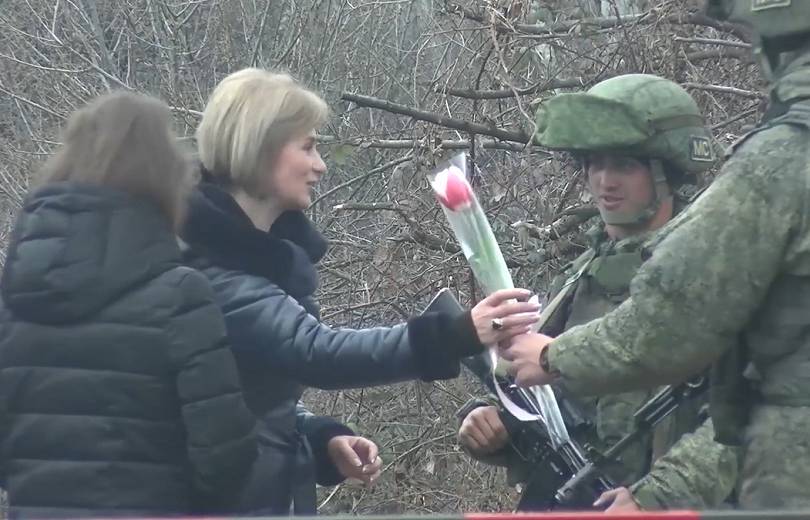 Լաչինի միջանցքով անցնող կանանց ռուս խաղաղապահները ծաղիկներ են նվիրել և շնորհավորել առաջիկա տոնի առիթով