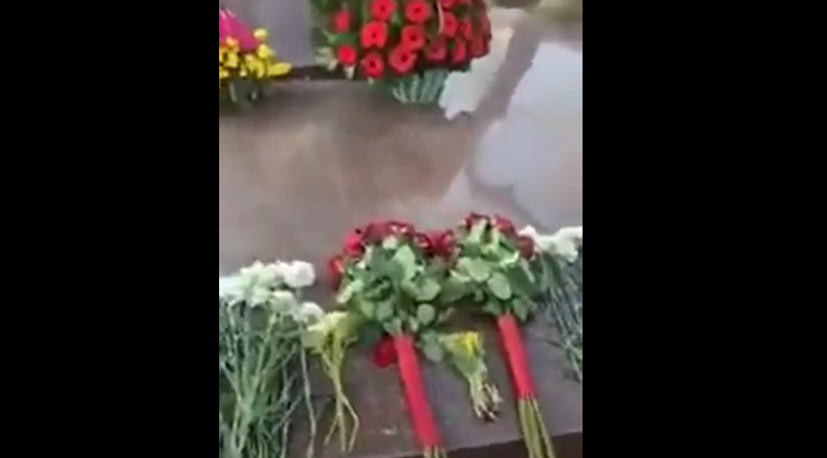 Քաղաքացին հեռացրել է Վազգեն Սարգսյանի հուշարձանին Նիկոլ Փաշինյանի դրած ծաղիկները (տեսանյութ)