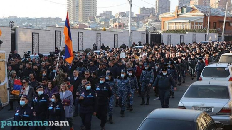 Шествие через центр Еревана с требованием «Армения без Никола»