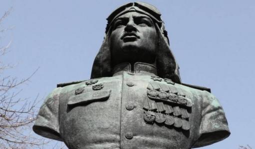 Ադրբեջանցիները Շուշիում ոչնչացրել են Նելսոն Ստեփանյանին նվիրված հուշարձանը