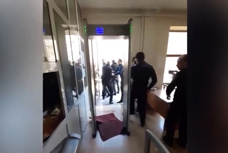 Ծեծկռտուք՝ Երևան քաղաքի առաջին ատյանի դատարանում (տեսանյութ)