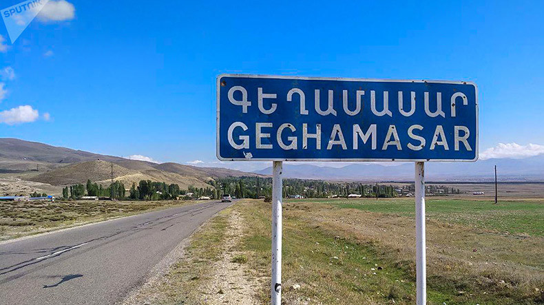 Враг продвинулся на 1-2 км, на данный момент ведутся переговоры – глава общины Гегамасар