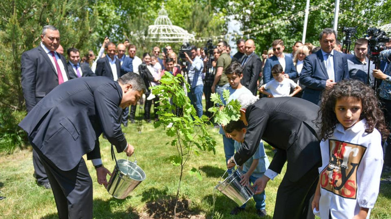 Серж Саргсян и Артур Ванецян посадили дерево