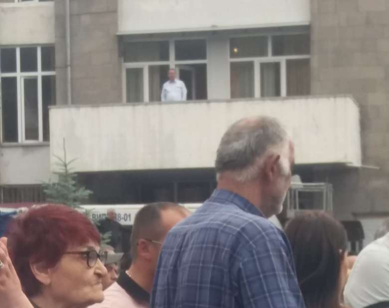 Ինչպես է իմքայլական Արմեն Խաչատրյանը մարզպետարանի պատշգամբից հետևում Քոչարյանի ելույթին