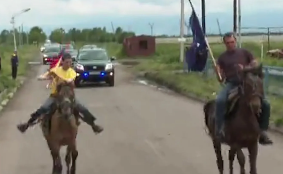 Նիկոլ Փաշինյանին ձիերով ուղեկցում են Մեծավան համայնք