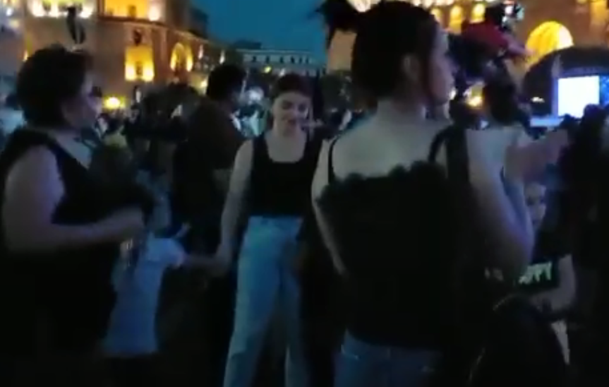 Քաղաքացիները պարում են Հանրապետության հրապարակում (տեսանյութ)