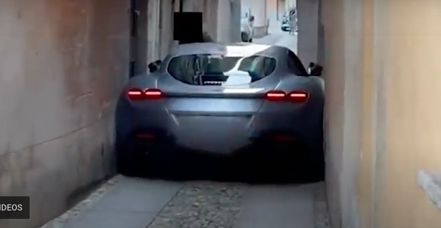 Իտալիայում վարորդը 250 000 դոլար արժողությամբ շքեղ Ferrari-ով արգելափակվել է նեղլիկ նրբանցքներից մեկում (տեսանյութ)