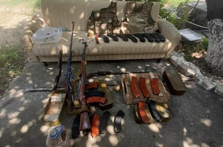 Ձերբակալվել է ԵԿՄ ղեկավարներից մեկը. նրա տանը մեծ թվով զենք-զինամթերք է հայտնաբերվել (լուսանկարներ)