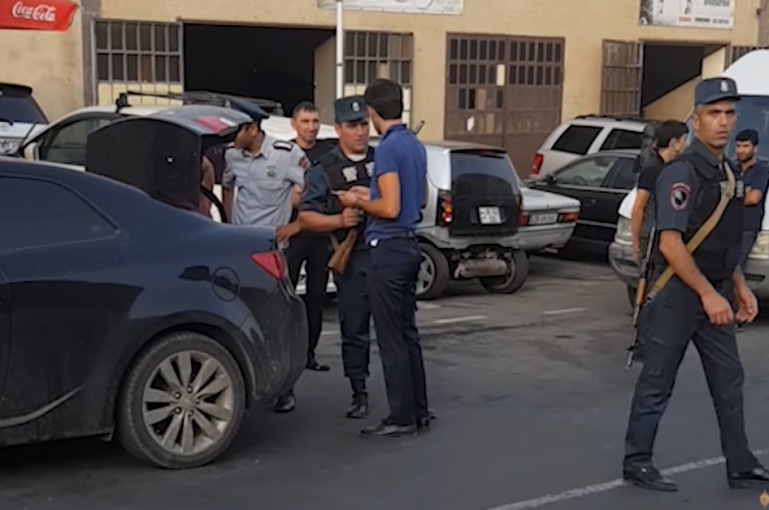 Ապօրինի պահվող զենք-զինամթերք, մահակներ, բերման ենթարկված անձինք․ Ոստիկանության ուժեղացված ծառայությունը՝ Կապանում և Գորիսում (տեսանյութ)