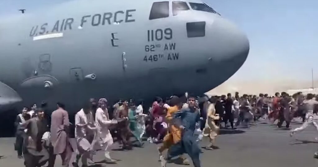 Ինչպե՞ս և ինչու՞ են մարդիկ ընկել Քաբուլից օդ բարձրացած ռազմական ինքնաթիռից (նոր տեսանյութ)