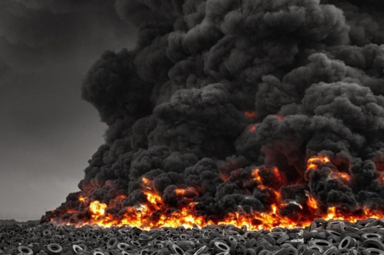 Քուվեյթում այրվում է անվադողերի աշխարհի ամենամեծ աղբանոցը. ծխի հսկայական սյունը երևում է նույնիսկ տիեզերքից (տեսանյութ)