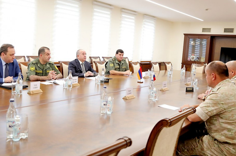 Պաշտպանության նախարարն ընդունել է Արցախում ՌԴ խաղաղապահ ուժերի նորանշանակ հրամանատարին