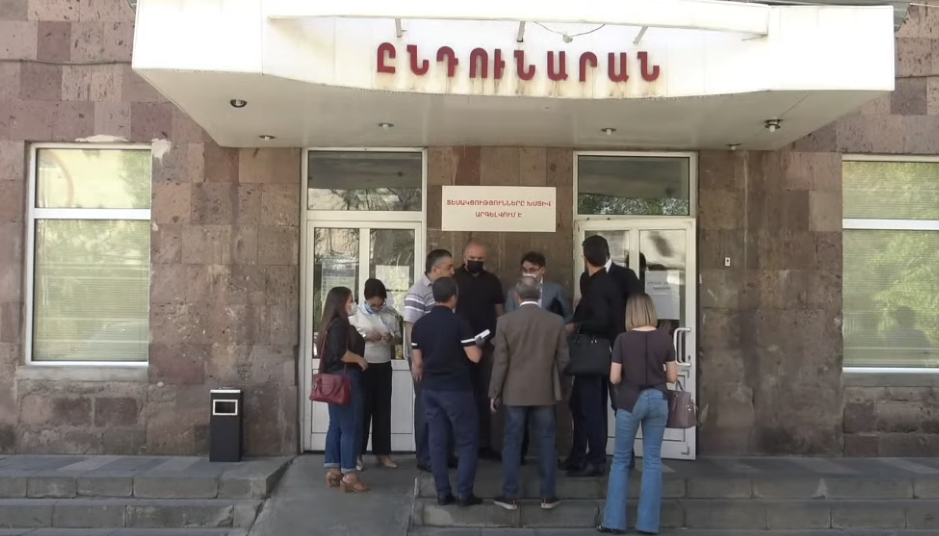 «Հայաստան» խմբակցության պատգամավորներն այցելել են Արմեն Չարչյանին․ ուղիղ