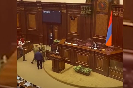 Լարված իրավիճակ ԱԺ-ում. Գեղամ Մանուկյանին հեռացրին նիստերի դահլիճից