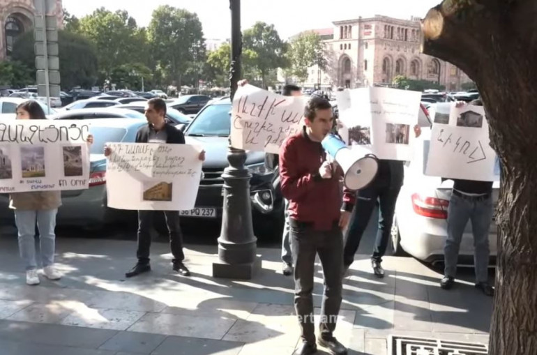 «Հայաստանում ոստիկանության համազգեստ հագնող մարդիկ սպասարկում են հողատու իշխանության շահերը». բողոքի ակցիա՝ Կառավարության դիմաց (տեսանյութ)