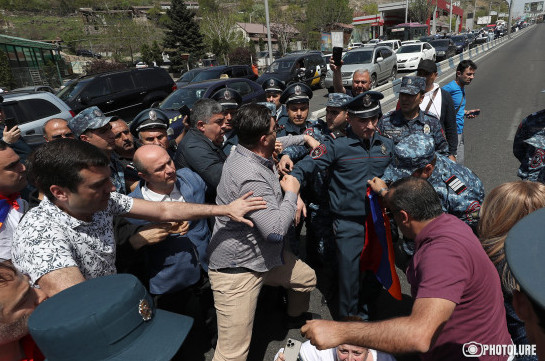 Երևանում փողոց փակելու համար բերման է ենթարկվել 18 անձ. Ոստիկանություն