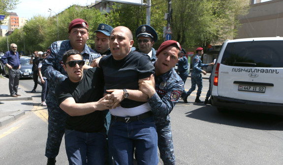 Երևանում խաղաղ ակցիաների 52 մասնակից է բերման ենթարկվել