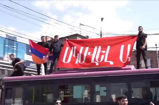 «Սկսվել ա». Երևանում ակտիվիստները փողոցներ են փակել. տեսանյութ