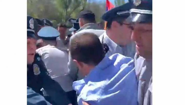 Ոստիկաններն ուժի գործադրմամբ ճանապարհից հեռացնում են Երևան-Սևան մայրուղին փակած քաղաքացիներին․ տեսանյութ