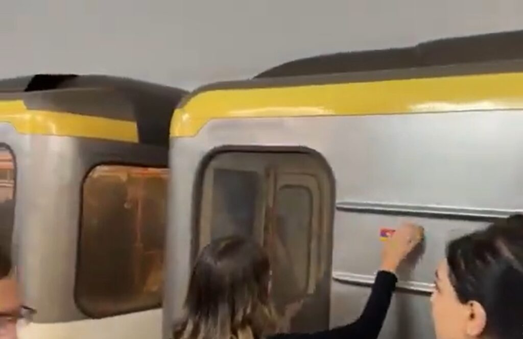 Անհնազանդության ակցիա՝ մետրոյում․ Գնացքներին ու պատերին փակցրեցին Արցախի դրոշներ․ տեսանյութ