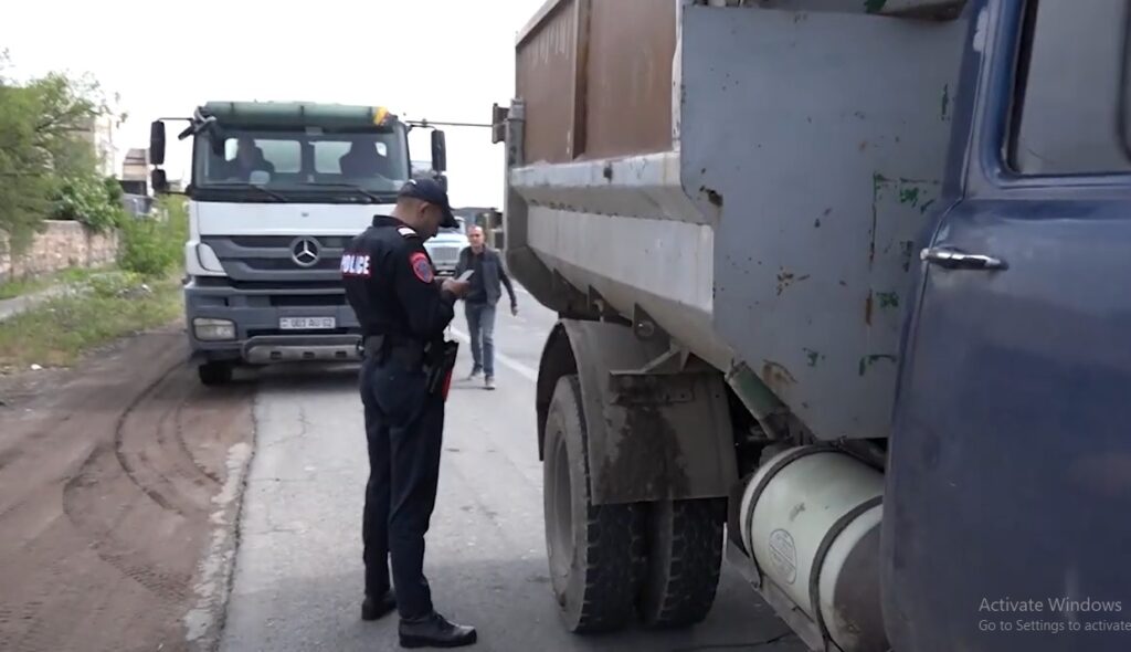 Ոստիկանությունն արգելում է բեռնատարների մուտքը Երևան․ տեսանյութ
