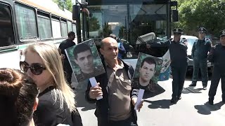 ՈւՂԻՂ․ Զոհված զինծառայողների հարազատները փակել են Վերաքննիչ դատարանի փողոցը