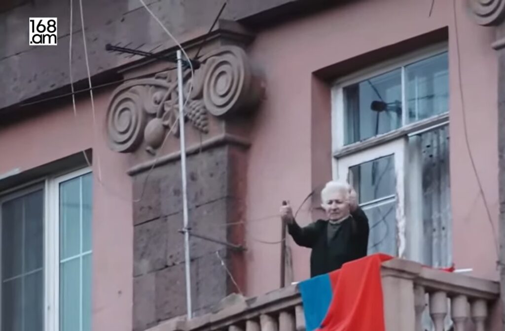Քաղաքացին պատշգամբից ողջունում է Փաշինյանի հրաժարականի պահանջով քայլերթ անողներին․ տեսանյութ