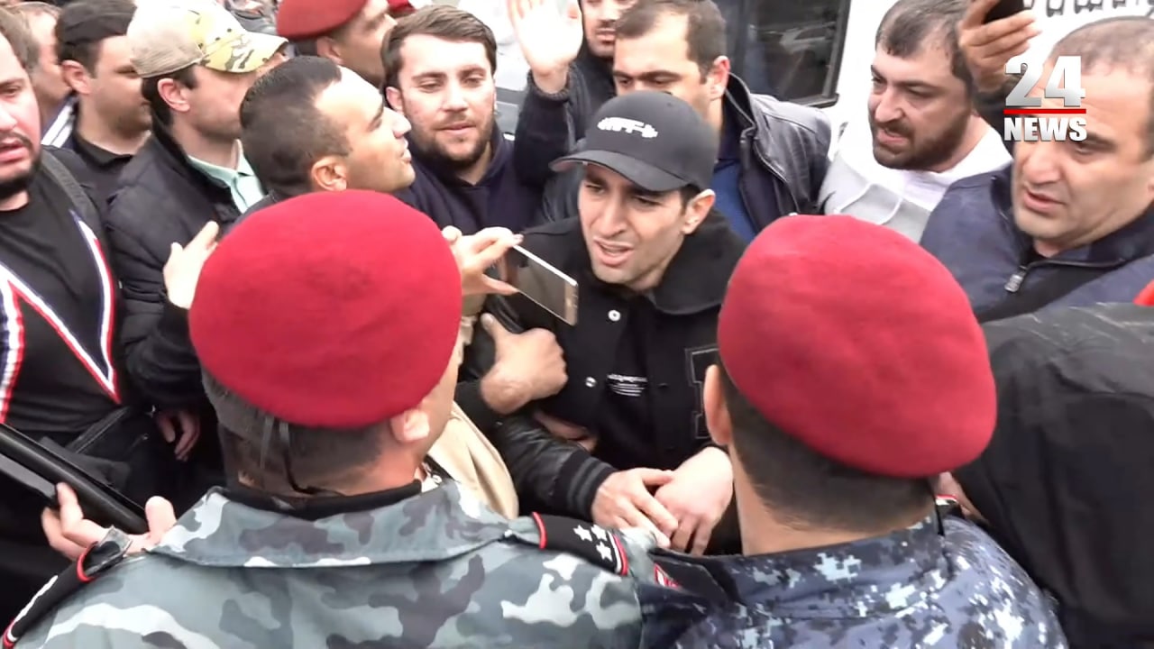Ոստիկանները բերման ենթարկեցին Լևոն Քոչարյանին․ տեսանյութ
