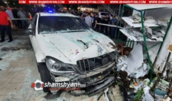 Երևանում 24-ամյա վարորդը Mercedes-ով մխրճվել է ծաղկի սրահի մեջ. կան վիրավորներ