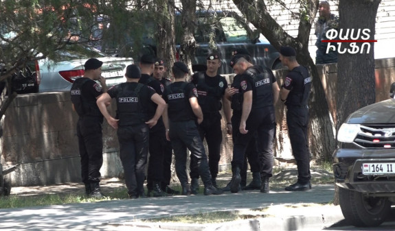 Ազգային Ժողովի հարակից տարածքում մեծաթիվ ոստիկանական ուժեր են կուտակված, այդ թվում՝ քաղաքացիական հագուստով․ տեսանյութ