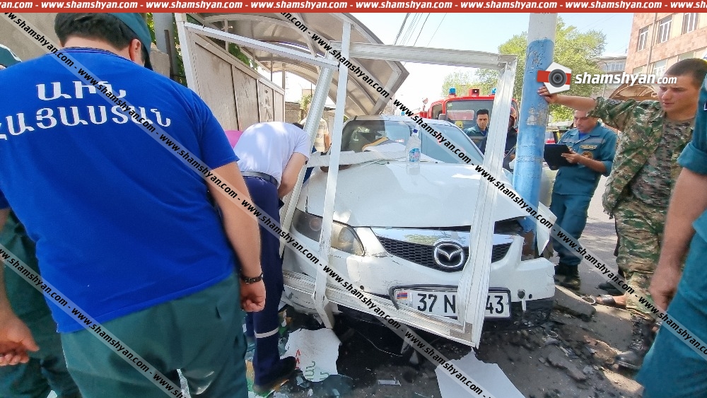 Երևանում Mazda 6-ը մխրճվել է կանգառի մեջ. կան վիրավորներ