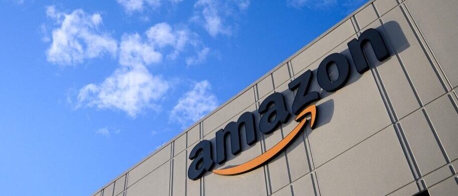 Amazon-ը Հնդկաստանում այսօր գործարկել է Amazon Air-ը՝ հատուկ օդային բեռնափոխադրումների ծառայությունը: Հնդկաստանն ԱՄՆ-ից ու Եվրոպայից հետո երրորդ շուկան է, որտեղ գործում է Amazon Air-ը։ Հնդկաստանում բիզնես ենթակառուցվածքների զարգացման նպատակով Amazon-ը ներդրումներ է կատարել նաև հնդկական Quikjet բեռնափոխադրող ընկերությունում՝ բացառապես Amazon-ի համար Հնդկաստանի չորս խոշոր քաղաքներ ծանրոցներ և փաթեթներ փոխադրելու նպատակով: Այս պահին արդեն Quikjet-ն Amazon-ի համար շահագործում է մեկ ինքնաթիռ, իսկ երեքշաբթի օրվանից կսկսի իր երկրորդ ինքնաթիռի շահագործումը: Quikjet-ում ներդրման մասին լուրը հաստատել է Amazon Global Air-ի փոխնախագահ Սառա Ռոադսը՝ հրաժարվելով նշել ներդրումների ընդհանուր չափը: Հնդկական շուկայում Amazon Air-ի թողարկումը ընկերությանը հնարավորություն կտա կրաճատել ծախսերը, վերահսկել թռիչքների ժամանակացույցը, ինչպես նաև նվազեցնել առաքման ժամկետները մինչև 2 օր: Amazon-ը ինտերնետային մանրածախ առևտրով զբաղվող խոշորագույն ընկերություն է, ԱՄՆ-ում ոլորտի ամենախոշորն կազմակերպությունն է: Amazon-ը գործունեությունը սկսել է 1994 թվականին: