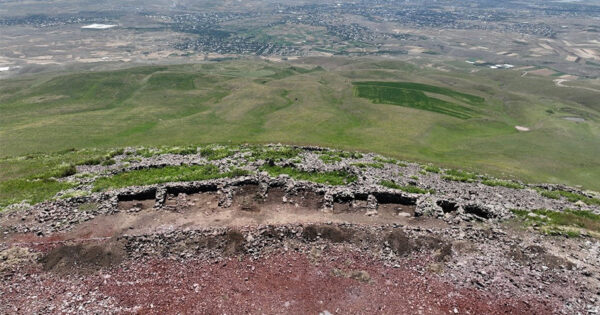 Մեկնարկել են Հատիս լեռան գագաթին գտնվող ամրոցի պեղումների աշխատանքները