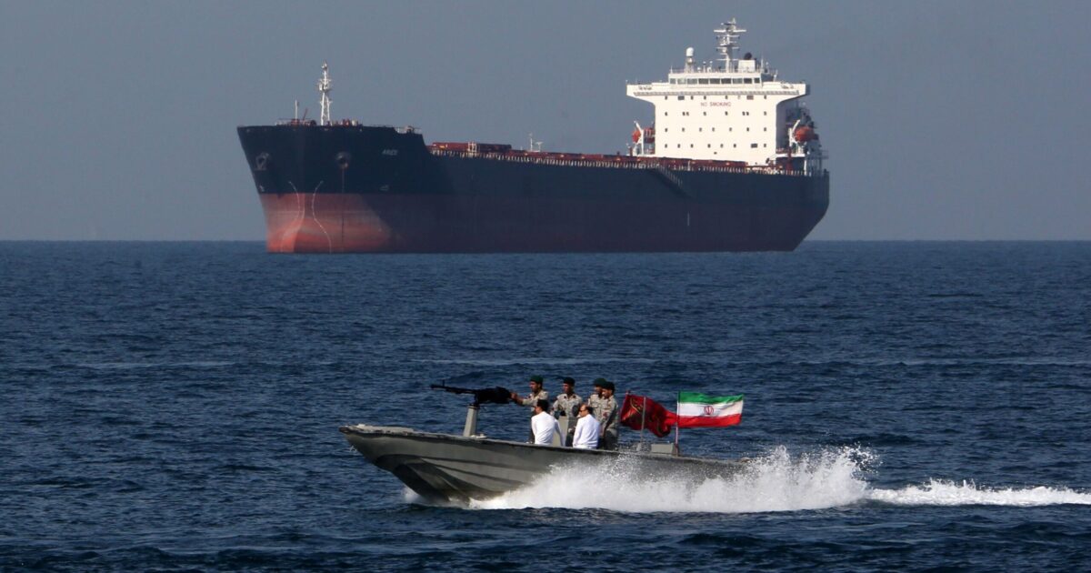 Իրանցի սահմանապահները Պարսից ծոցում մաքսանենգությամբ զբաղվող նավ են ձերբակալել