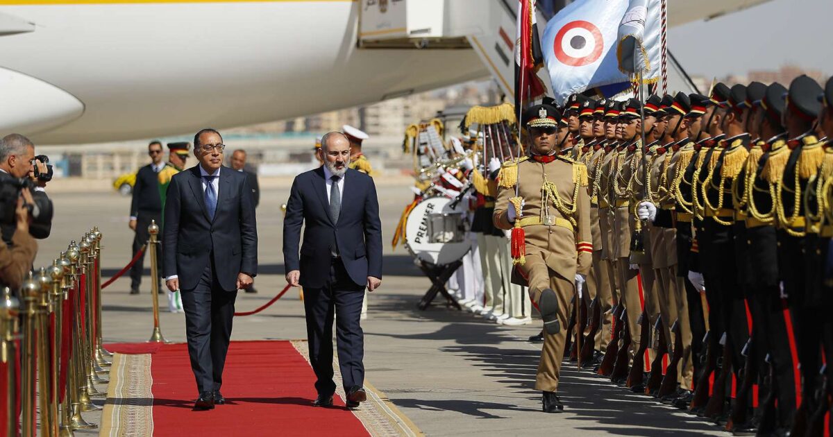 Նիկոլ Փաշինյանին դիմավորել է Եգիպտոսի վարչապետ Մոսթաֆա Մադբուլը