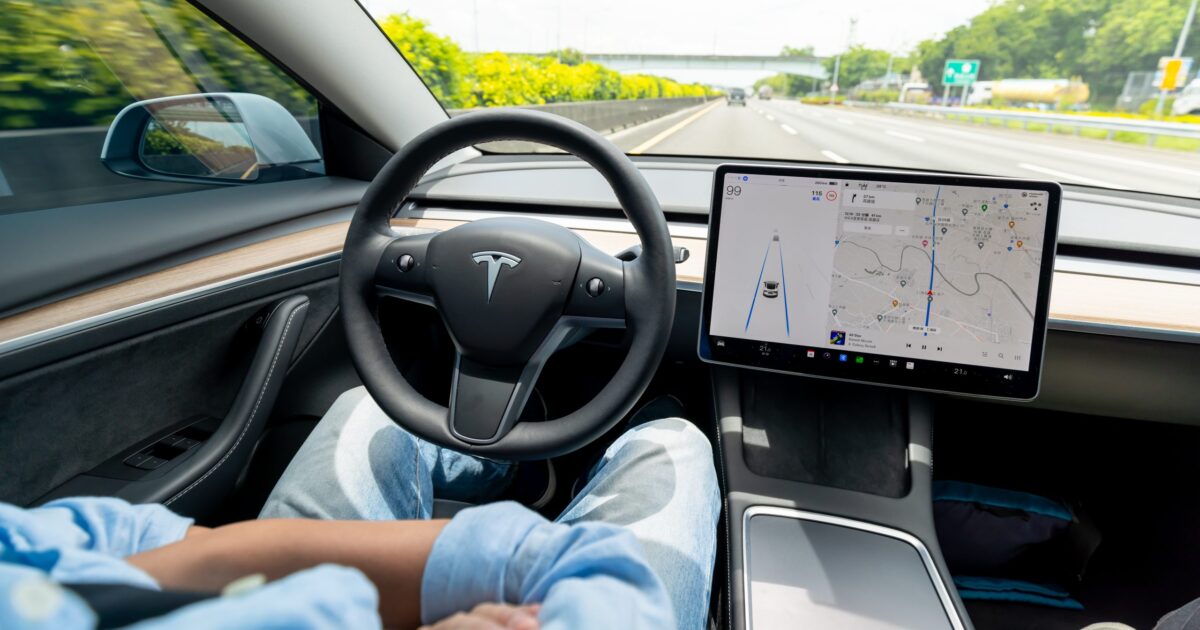 Tesla-ի մեքենաներն արդեն ինքնուրույն են դուրս գալիս հոսքագծից