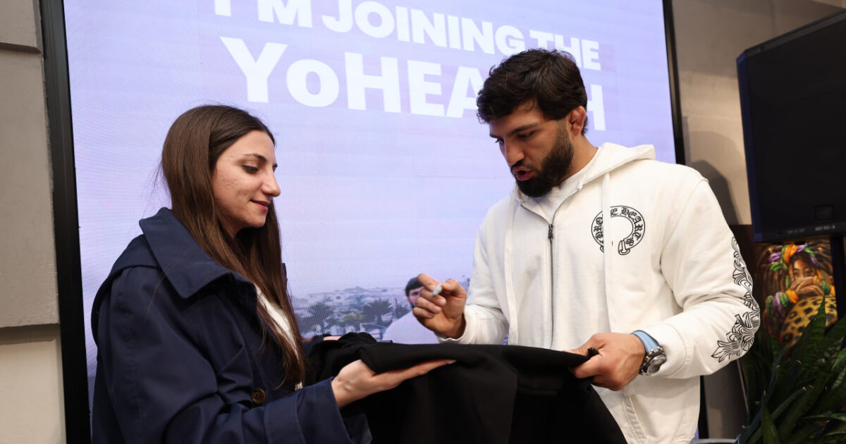 YoHealth բրենդի դեսպան Արման Ծառուկյանը հանդիպել է երկրպագուների հետ