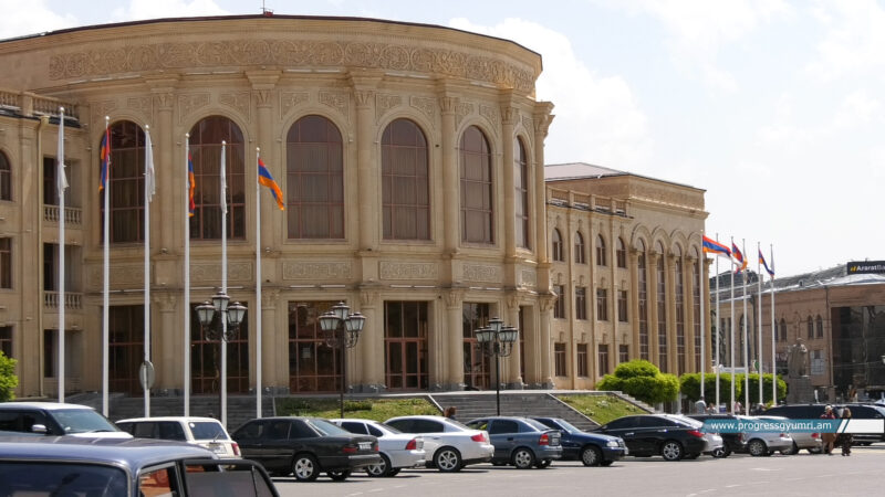 Գյումրում արշալույսները խաղաղ են՝ իշխանությունն ու ընդդիմությունը նույնկերպ են քվեարկում
