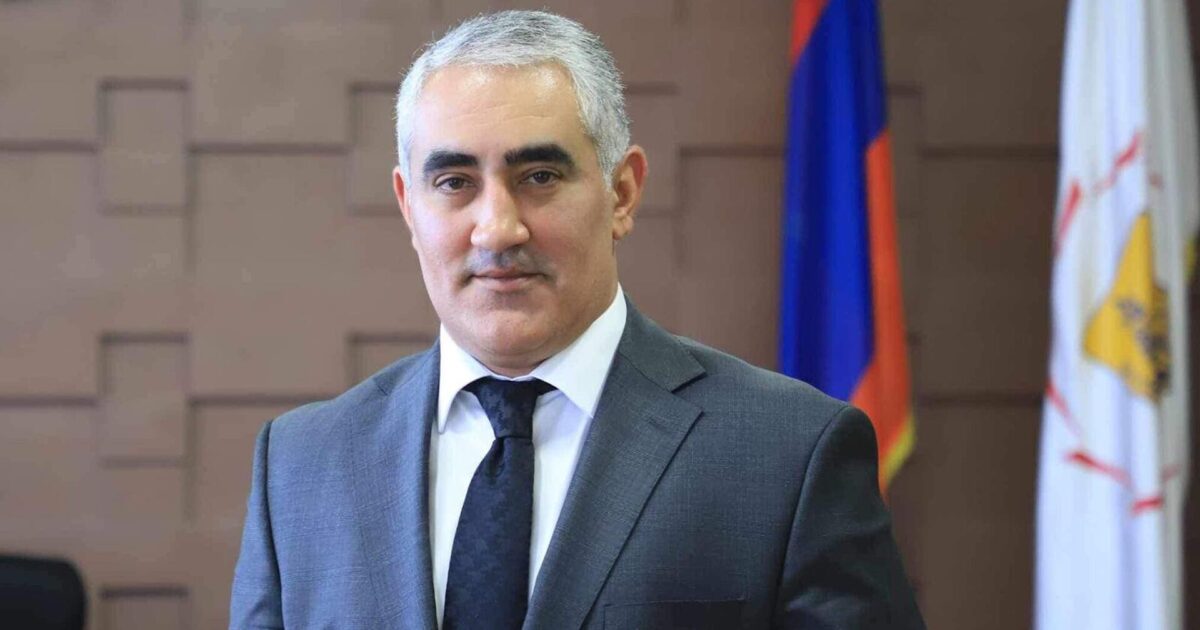 Մոտենում էին օրվա «հերոս» թաղապետին ու ողջունում․ «Հրապարակ»