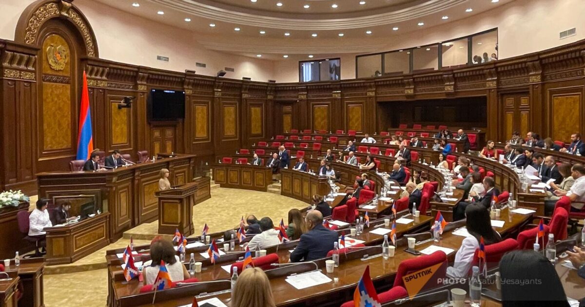 Հանրայինի ղեկավարությունը ԱԺ-ում լրագրողական աշխատանքն անիմաստ է համարում․ «Հրապարակ»