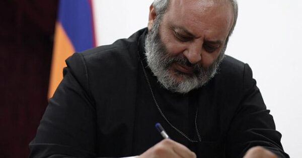 Ֆրանցիսկոս պապի մղձավանջը․ Բագրատ Սրբազան