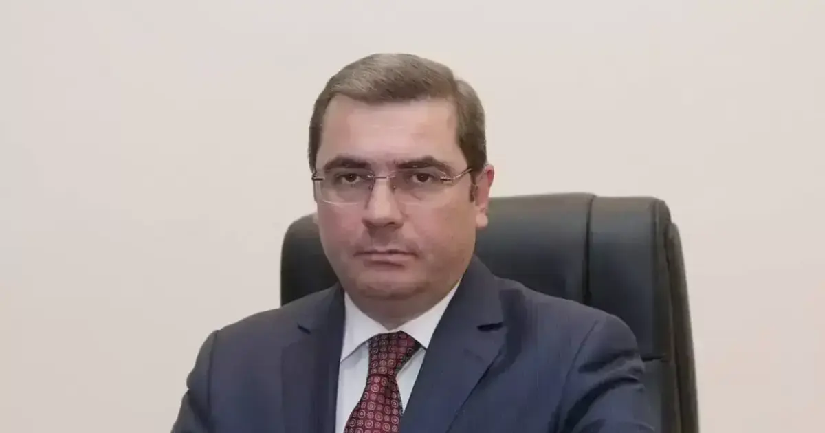 Վարչապետը գործում է որպես փաստացի միապետ՝ քողարկված ժողովրդավարական համակարգի պատրանքով