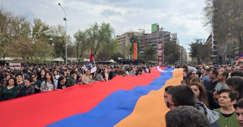 Արցախցիների բողոքի ակցիան Ազատության հրապարակից տեղափոխվեց Հանրապետության հրապարակ