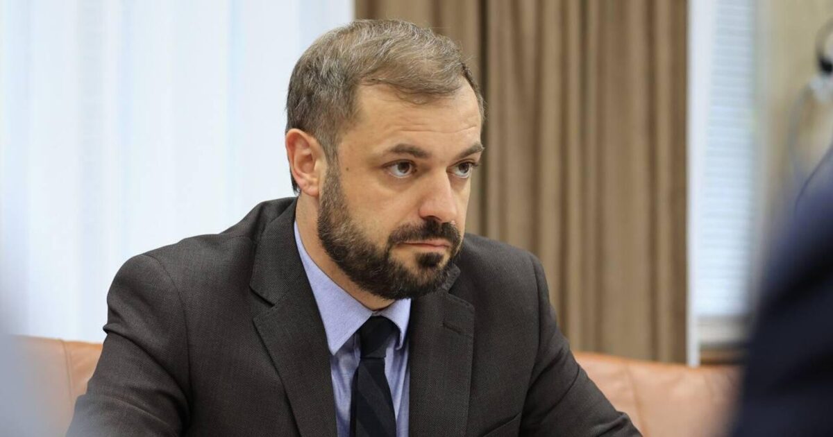 Միջգերդաստանային մարտեր քաղաքական հողի վրա. «Հրապարակ»